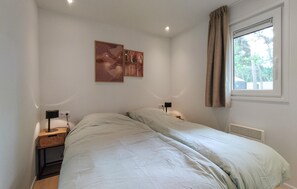 2 bedrooms, travel cot, free WiFi