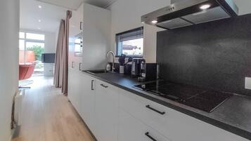 Refrigerador, placa de cocina, lavavajillas, cafetera/tetera