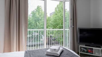 Iron/ironing board, free WiFi, bed sheets