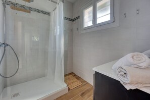 Shower, hair dryer, towels