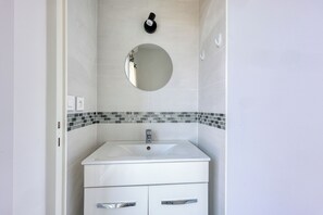 Shower, hair dryer, towels - Appartement Berry, vue mer - Welkeys (Bandol)
