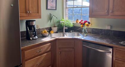 Charming 2-bedroom house with AC in Oxford