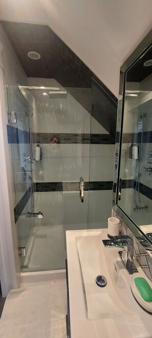 Douche, serviettes fournies, savon, papier toilette