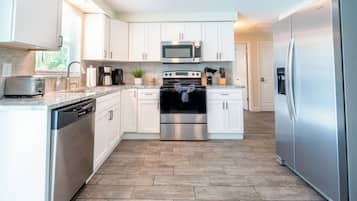 ثلاجة، ميكروويف، فرن، موقد طهي مسطح