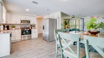 ثلاجة، ميكروويف، فرن، موقد طهي مسطح