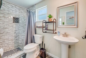 Shower, hair dryer, towels - Private Oasis with Pool and Tiki Bar (Largo)
