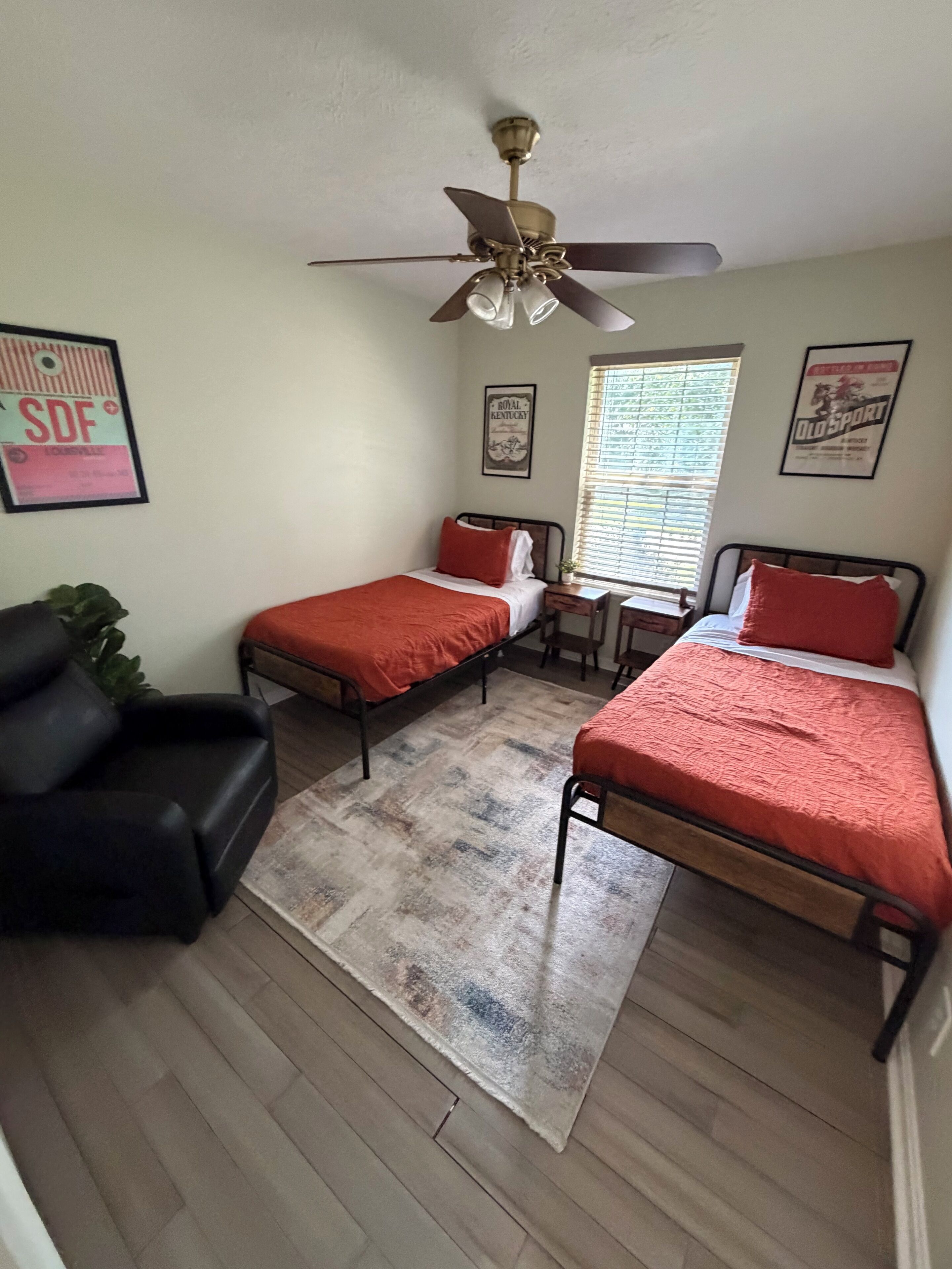 3 habitaciones, tabla de planchar con plancha, wifi y ropa de cama 