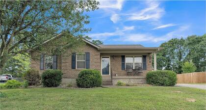 Modern Comfort
•Bourbon Trail & Derby•Fenced yard•full kitchen•parking