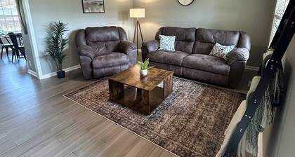 Modern Comfort
•Bourbon Trail & Derby•Fenced yard•full kitchen•parking