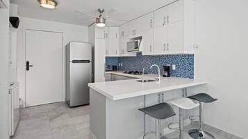 Réfrigérateur, micro-ondes, four, plaque de cuisson