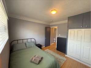 Iron/ironing board, Internet, bed sheets
