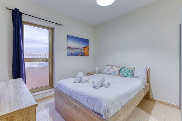 4 bedrooms, desk, iron/ironing board, WiFi