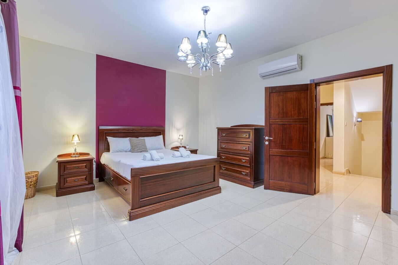4 bedrooms, desk, iron/ironing board, WiFi