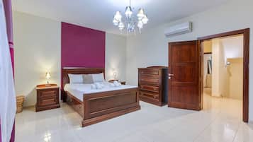 4 Schlafzimmer, Schreibtisch, BĂŒgeleisen/BĂŒgelbrett, WLAN
