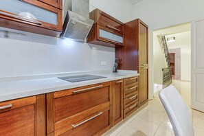 Kühlschrank, Mikrowelle, Ofen, Esstisch