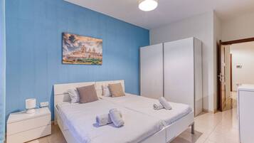 4 bedrooms, desk, iron/ironing board, WiFi
