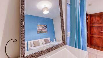 4 bedrooms, desk, iron/ironing board, WiFi