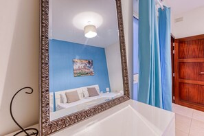 4 Schlafzimmer, Schreibtisch, Bügeleisen/Bügelbrett, WLAN