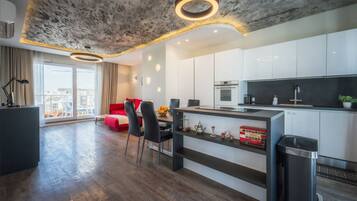 Refrigerador, microondas, horno y parrilla de estufa