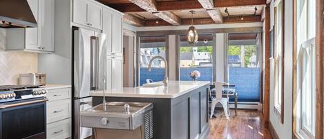 ثلاجة، ميكروويف، فرن، موقد طهي مسطح