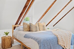 4 bedrooms, desk, iron/ironing board, free WiFi