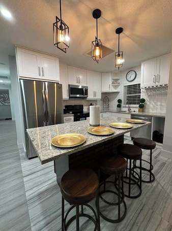 Microwave, oven, stovetop, dishwasher. Lovely 2-bedroom house in Howey-in-the-Hills