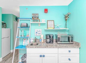 Fridge, microwave, stovetop, coffee/tea maker - Landmark 229 (Myrtle Beach)
