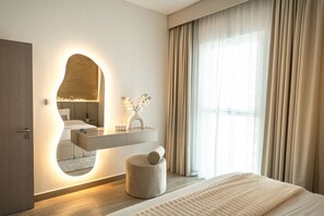 Escritorio, tabla de planchar con plancha, wifi gratis y ropa de cama 