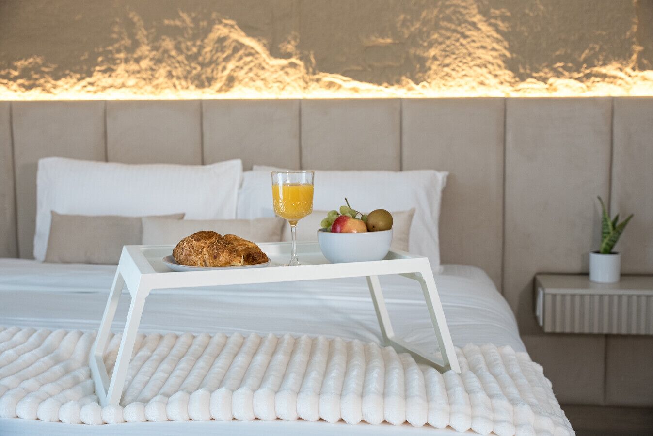 Escritorio, tabla de planchar con plancha, wifi gratis y ropa de cama 