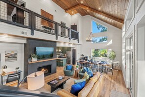 Smart-TV, Kamin, Videospiele, Tischfußball