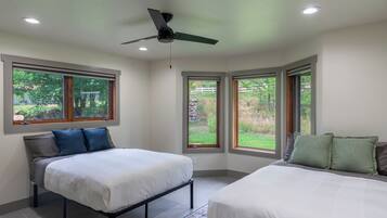 4 quartos, escrivaninha, ferros/tábuas de passar roupa