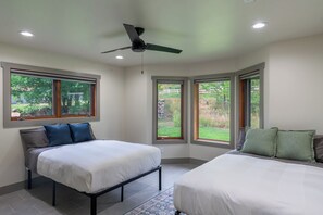 4 bedrooms, iron/ironing board, WiFi, bed sheets