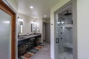 Dusche, Whirlpool, Haartrockner, Handtücher