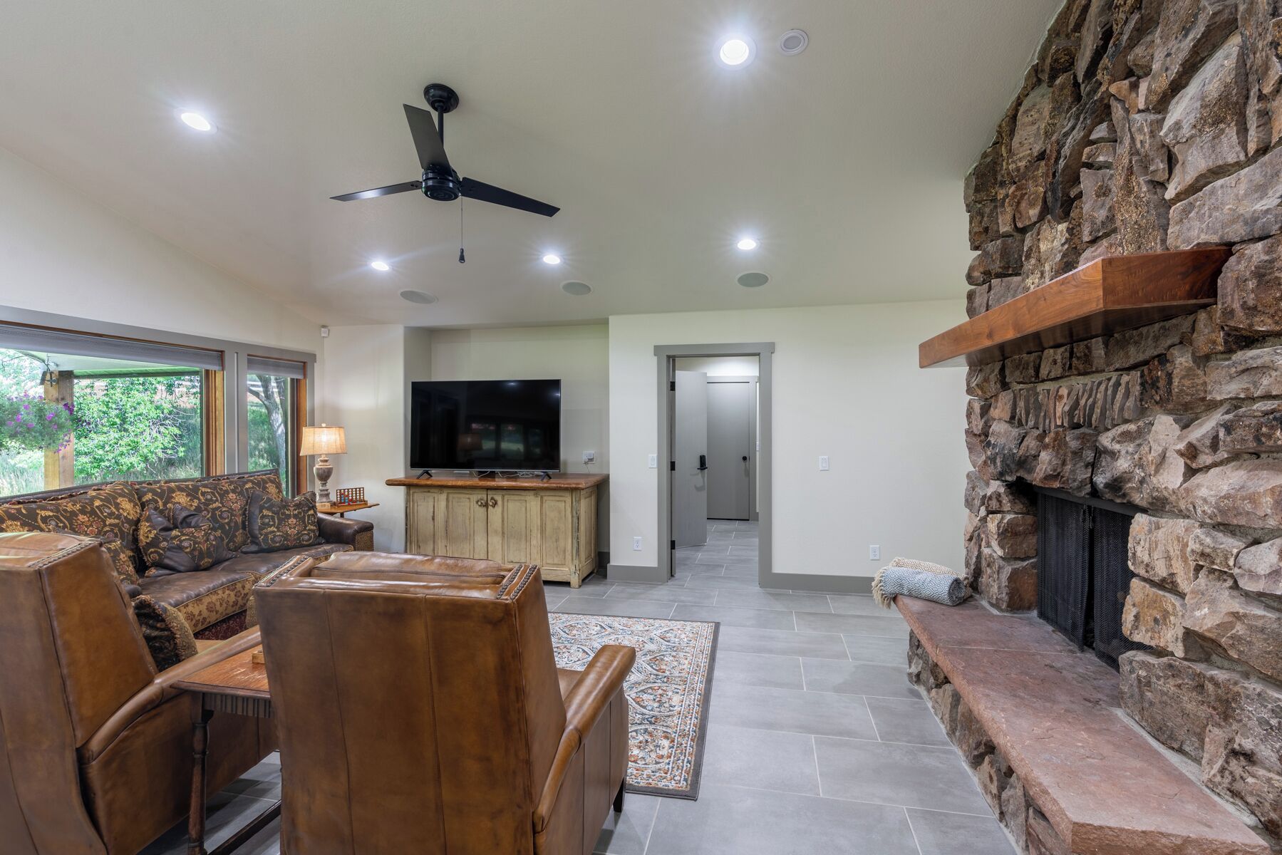 Een smart-tv, een open haard en een stereo