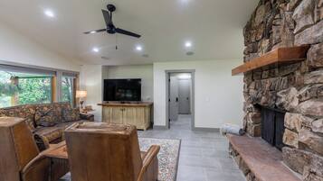 Smart TV, fireplace, stereo