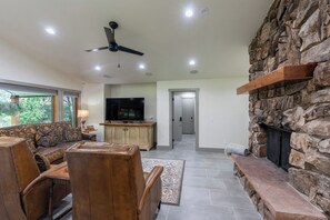 Smart-TV, Kamin, Stereoanlage