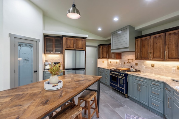 Een magnetron, een oven, een kookplaat, een vaatwasser