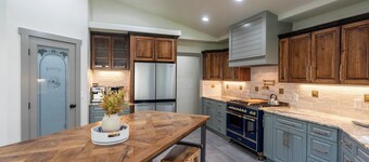Luxury 4 Ac Ranch w/Pond & Red Cliff Views
