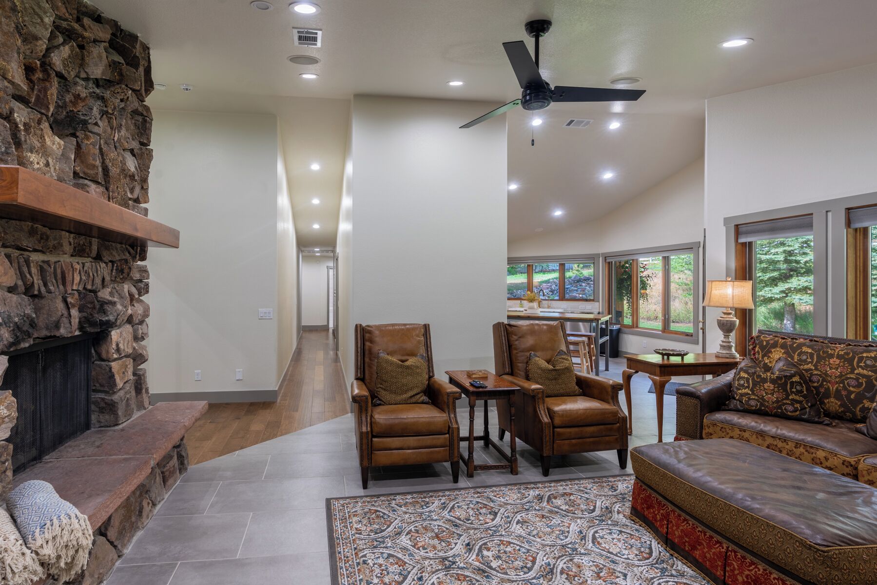 智能电视、壁炉、立体声音响