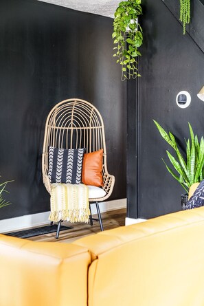 Living room - Jungle House Downtown Columbus – Modern Boutique Suites (Columbus)