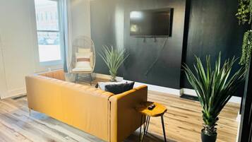 Luxury House, Non Smoking, Pets Allowed | Living area | 55-inch Smart TV with digital channels, Netflix, Hulu