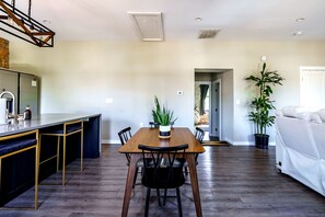Makan di kamar
