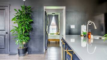 Jungle Jive | Private kitchen | Full-size fridge, microwave, oven, dishwasher