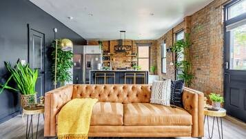 Ein modernes Wohnzimmer mit einem Ledersofa, einer gelben Decke und einem Couchtisch.