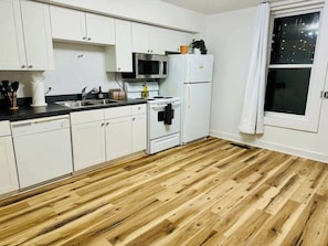Full-sized fridge, microwave, oven, dishwasher