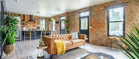 Casa exclusiva, para no fumadores, se aceptan mascotas | Área de sala de estar | Smart TV de 55 pulgadas con canales digitales, Netflix y Hulu