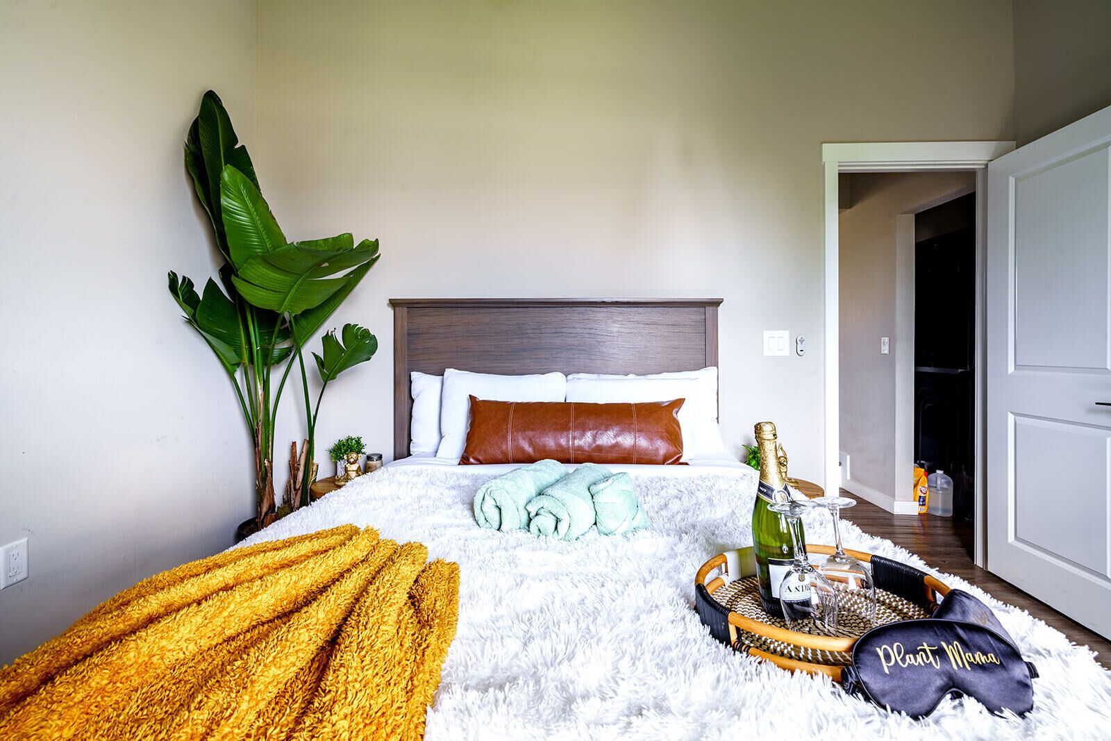 Jungle Vibe | Egyptian cotton sheets, premium bedding, memory foam beds, free minibar
