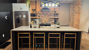 Full-size fridge, microwave, oven, dishwasher