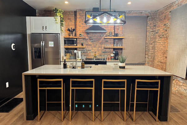 Een koelkast/vriezer, een magnetron, een oven, een vaatwasser