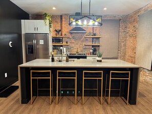 Full-size fridge, microwave, oven, dishwasher